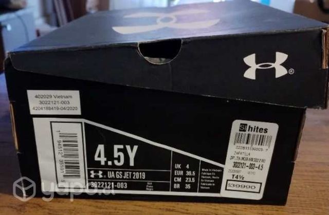 Zapatillas negras marca Under Amour