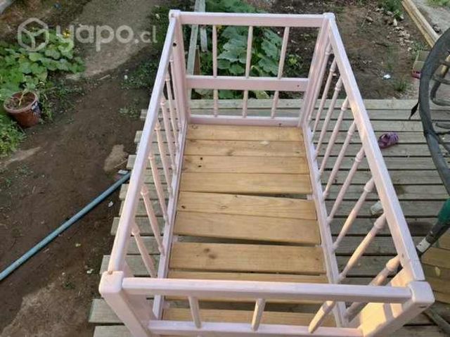Cuna de madera sin colchón