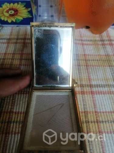 Antigua polvera alemana de bronce y concheperla