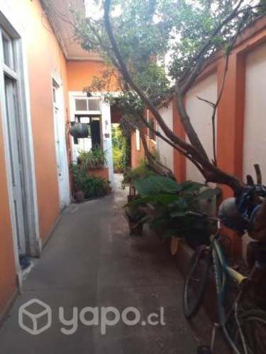 Pieza con patio. Stgo. centro