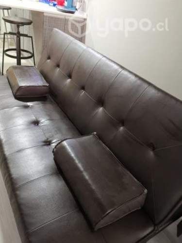 Futon 100 % cuero en muy buen estado