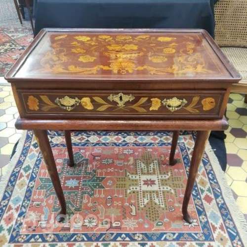 Mesa de marquetería floreada con cajones