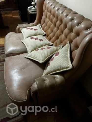 Sofá de cuero. En buenas condiciones. Falta teñir