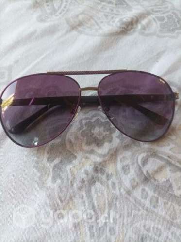 Lentes morados de sol muy bellos