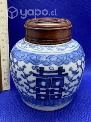 Antigua porcelana china con tapón madera tallada