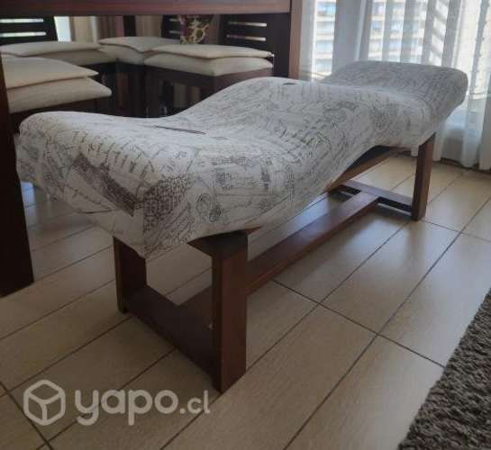Banqueta de madera tapizada en tela