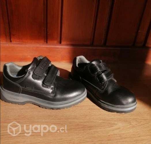 Zapato colegio niño talla 30, casi nuevos