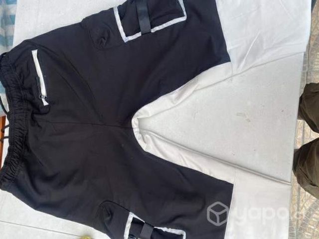 Pantalón cargo negro con blanco
