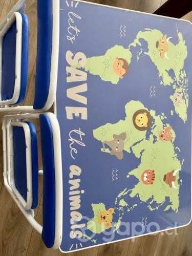 Mesa y sillas plegables