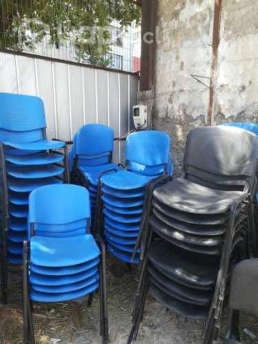 Sillas plásticas con base metálica