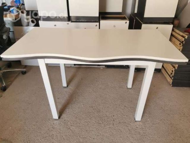 Escritorio blanco con base metálica desarmable
