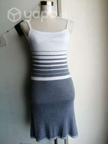 Vestido gris con blanco