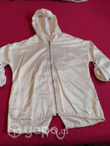 Chaqueta blanca con brillos.