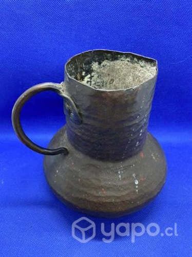 Antigua jarra colonial chilena en cobre martillado