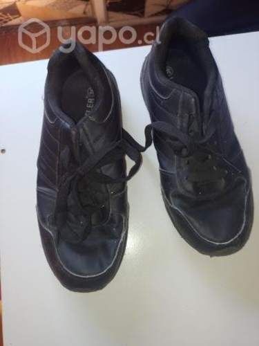 Zapatos negros de colegio usados