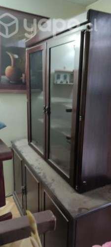 Bife con vitrina color caoba