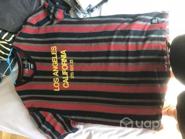 Polera de rayas negra roja y verde