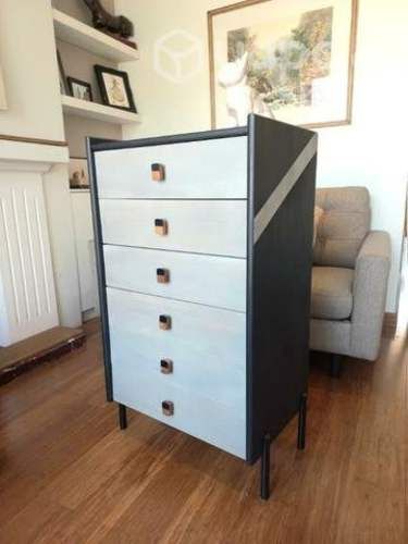 Comoda. Madera masisa, patas de fierro