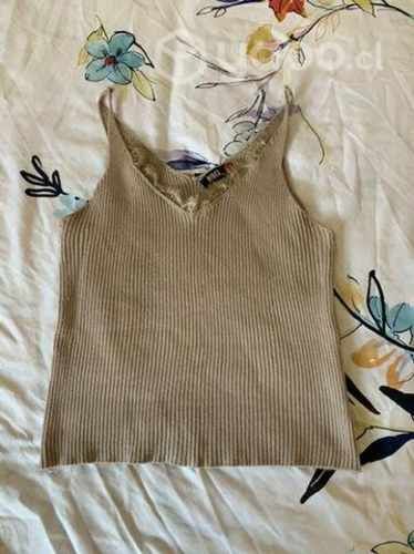 Polera NGR, un básico en talla S.