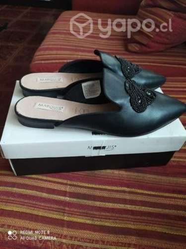 un par de zapatos nuevos número 40