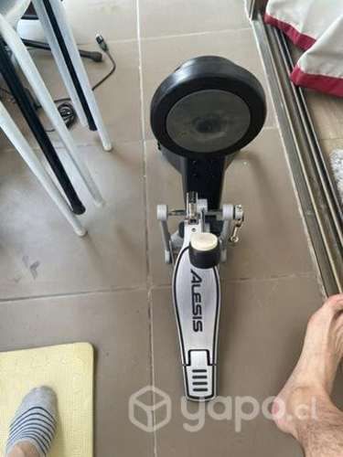 Pedal + bombo alesis