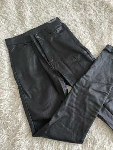 Pantalón eco cuero resalta cintura