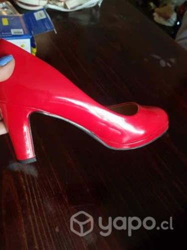Zapato con plataforma color rojo