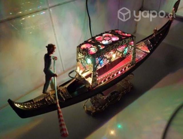 Antigua figura de una góndola veneciana