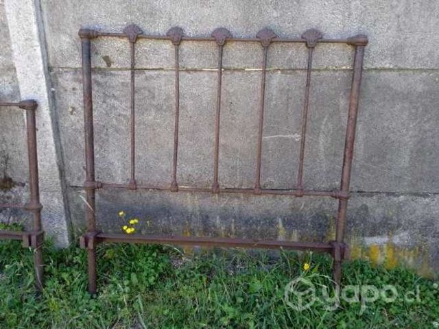 Antiguas camas de fierro o. Bronce desde