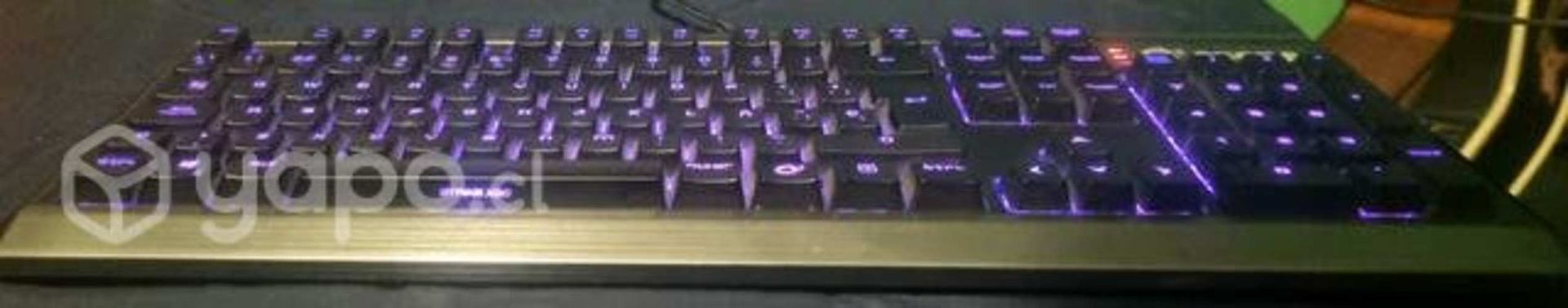Teclado mecánico RGB impecable