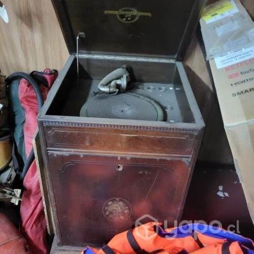 Vitrola con mueble antiguo