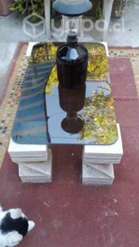 Mesa de piedra con vidrio