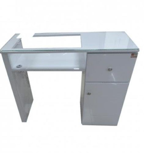 Mesa de manicurista con esmalteros