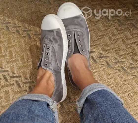 Zapatillas gris claro elásticas o