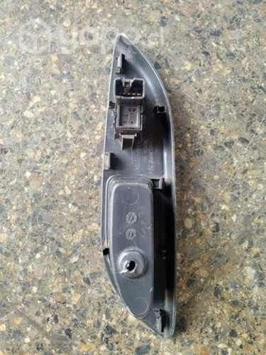 Botonera Alzavidrio Traser Derecha Mitsubishi L200