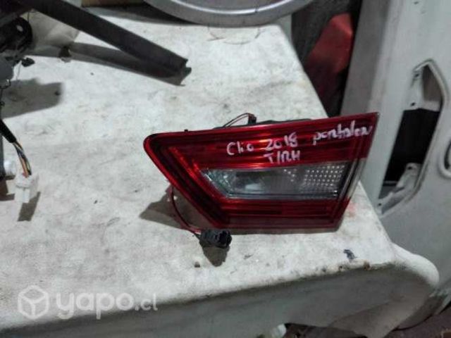 Renault clio 2018 foco de portalon derecho