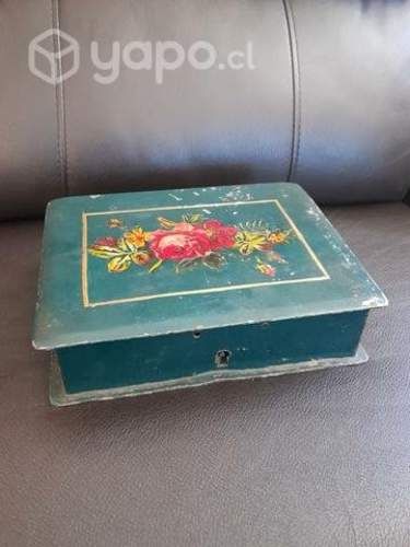 Antigua caja metálica