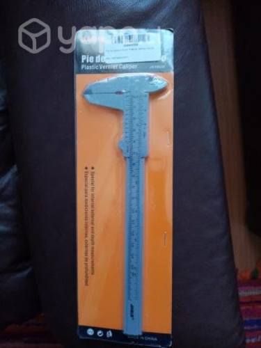 Pie de metro plastico