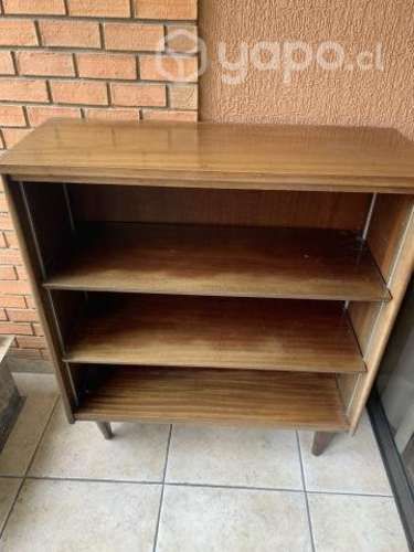 Mueble con repisas enchapado en madera.