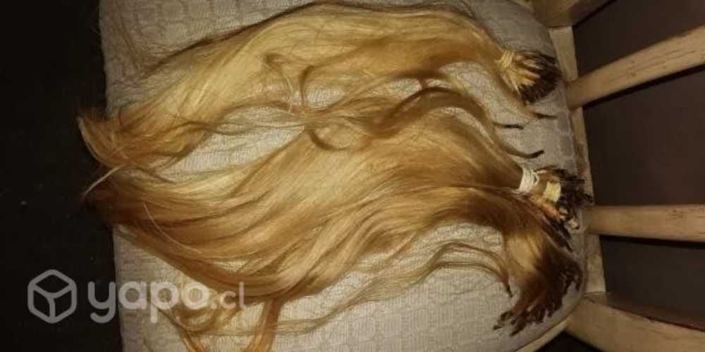 Extensión de cabello rubio bien cuidado