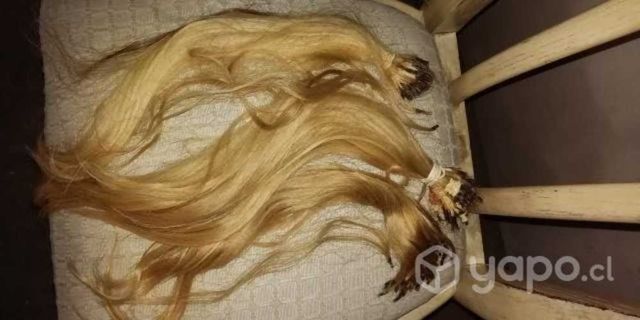 Extensión de cabello rubio bien cuidado