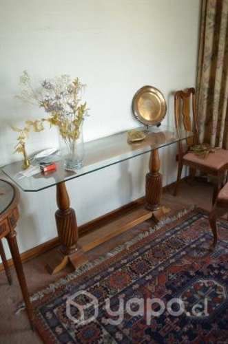 Arrimo de madera con cubierta de vidrio