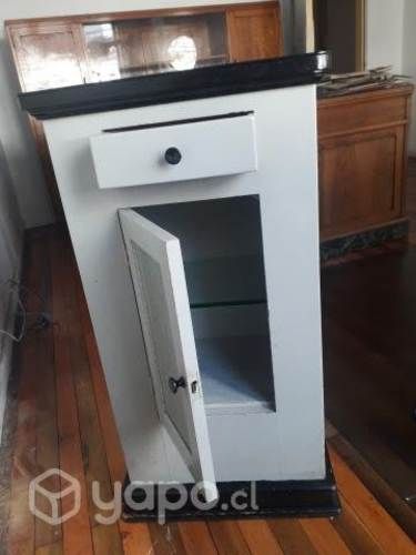 Mueble gris con negro con vitrina. Pintura origina