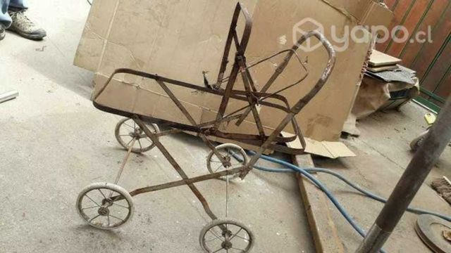 Coche antiguo, pequeño (estructura de fierro)