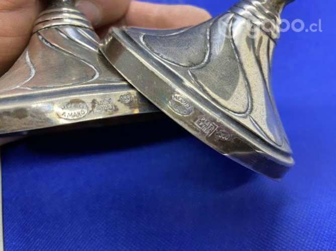 Antiguo par de candelabros de Plata