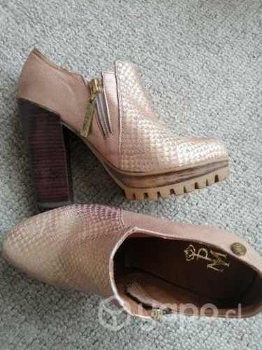 Botines de cuero color rose gold y dorado