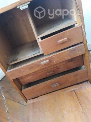 Mueble colgante de madera con cajones.