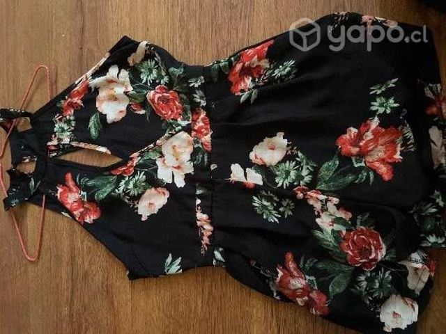 Enterito nuevo dice talla L pero es más un M