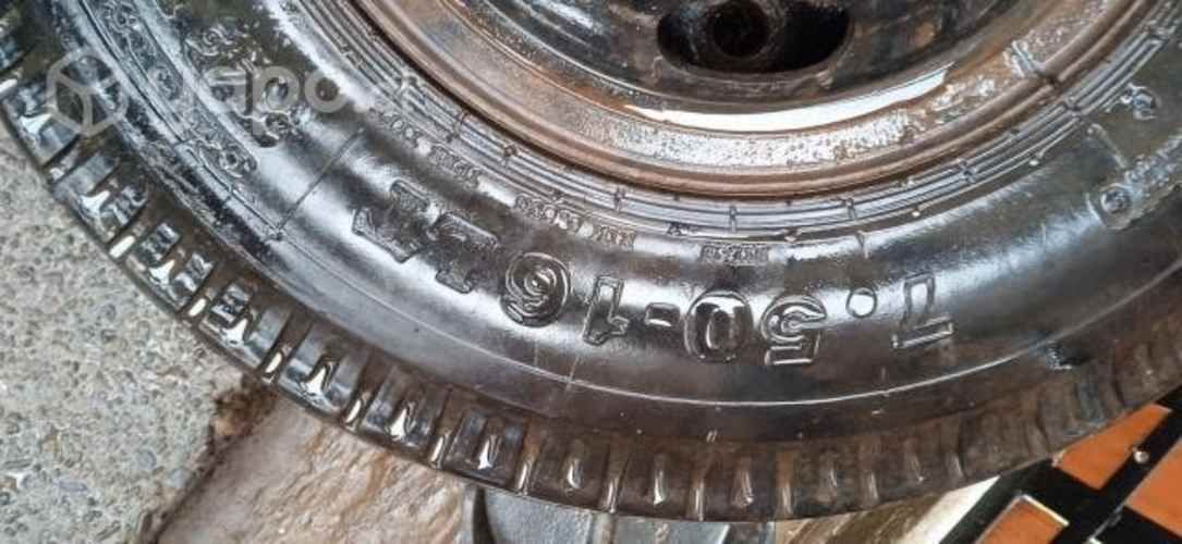 Llantas con neumáticos nuevos