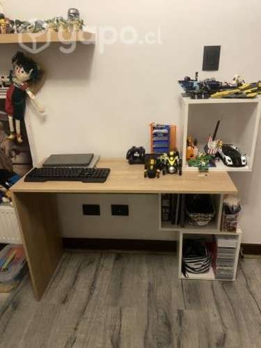 Escritorio con cubos decorativos y organizadores